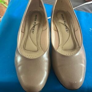 Hush Puppies Tan low heel pumps 6